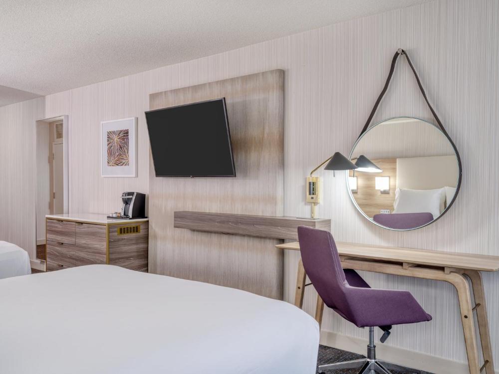 Standard Queen Room with Roll-in Shower - Mobility Access interior